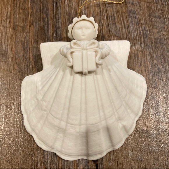 Vtg 1991 Margaret Furlong 3" Christmas Gift Present Angel Shell Ornament w/ Box - Picture 2 of 4